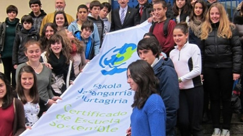 “Eskola Jasangarria" bandera jaso du Mogel Isasi BHI-k