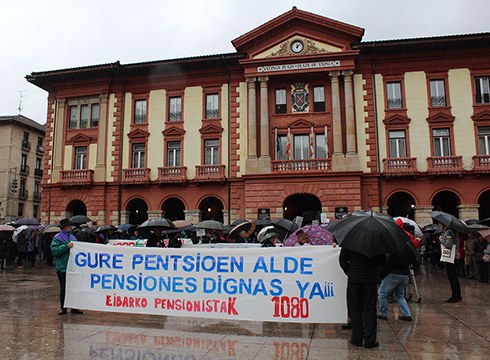 Eskualdeko 2.000 lagun bildu ziren zapatuan pentsio duin eta publikoen aldeko manifestazioan