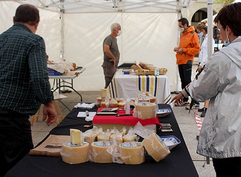 Eskualdeko gaztagileak bilduko dituen azoka egingo da bihar goizean Untzagan