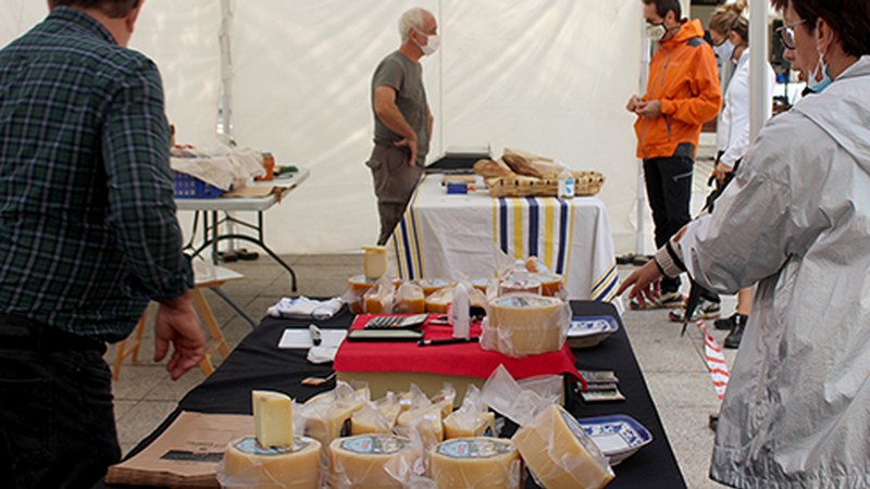 Eskualdeko gaztagileak bilduko dituen azoka egingo da bihar goizean Untzagan