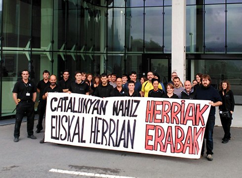 Eskualdeko langileek elkarretaratzeak egin dituzte Kataluniari elkartasuna azaltzeko