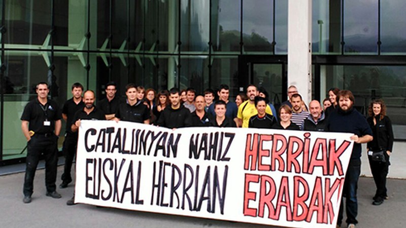 Eskualdeko langileek elkarretaratzeak egin dituzte Kataluniari elkartasuna azaltzeko