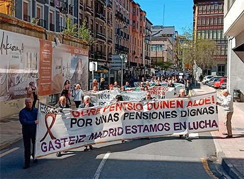 Eskualdeko pentsiodunek herria zeharkatu dute pentsio duinen aldeko manifestazio jendetsuan