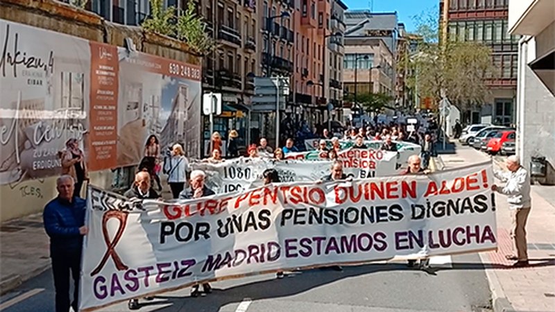 Eskualdeko pentsiodunek herria zeharkatu dute pentsio duinen aldeko manifestazio jendetsuan