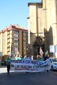 Eskualdeko pentsiodunek nagusien oinarrizko eskubideak bete daitezela eskatu dute manifestazioan