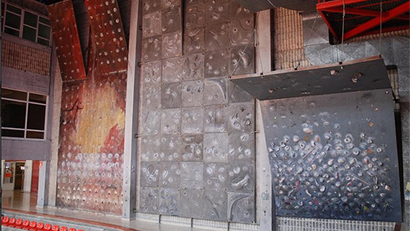 Eskubaloi partiduak direla eta, asteburuan ezin izango da Ipurua kiroldegiko rokodromoa erabili