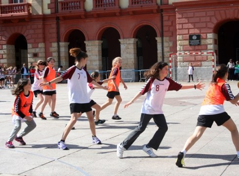 Eskubaloia Untzagara atera dute asteburuan