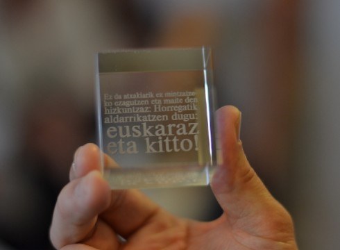 [BIDEOA] Eskutik helduta zuekin batera