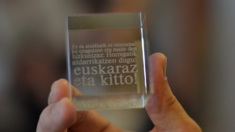 [BIDEOA] Eskutik helduta zuekin batera
