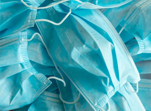 Espainiako Gobernuak maskara erabiltzera derrigortuko du osasun zentroetan