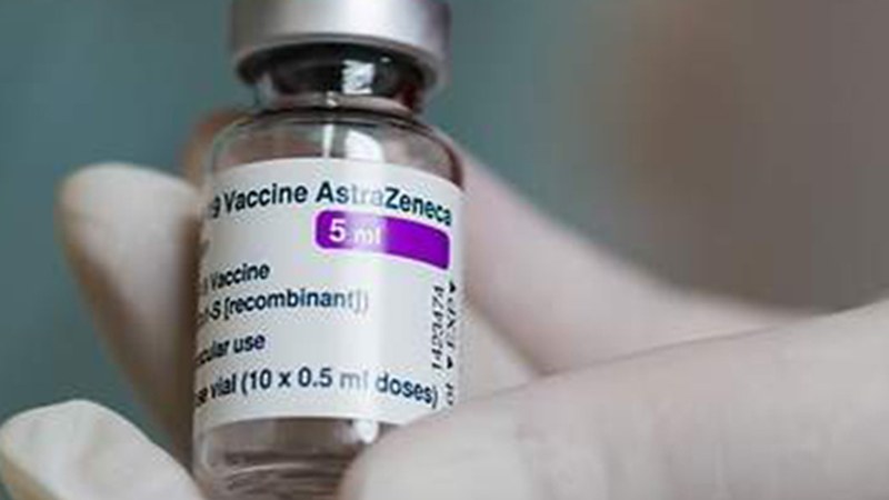 Espainiako Osasun Publikoko Batzordeak AstraZenecaren txertoa 18 eta 65 urte artekoei ematea adostu du