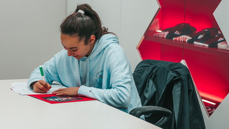 Esperanza Pizarro aurrelariak beste denboraldi baterako luzatu du SD Eibarrekin zuen kontratua