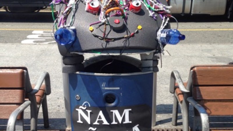 Esperientzia Eskolakoek zakarrontziak apaindu dituzte, jendea erabiltzera animatzeko asmoz