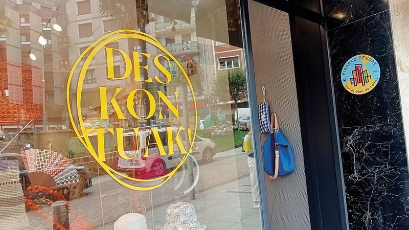 Establezimenduetako errotuluak euskaraz jartzeko dirulaguntza eskatzeko epea zabalik