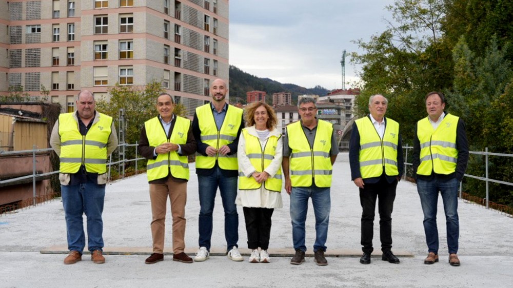 Estaziño-Azitain artean trenbidea estaltzeko lanak bertatik bertara ikusten ibili dira arduradunak