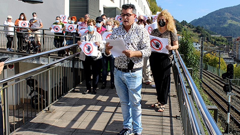 Estaziño-Azitain bitartean trenbidea estaltzearen kontra dauden auzokideek agerraldia egin dute