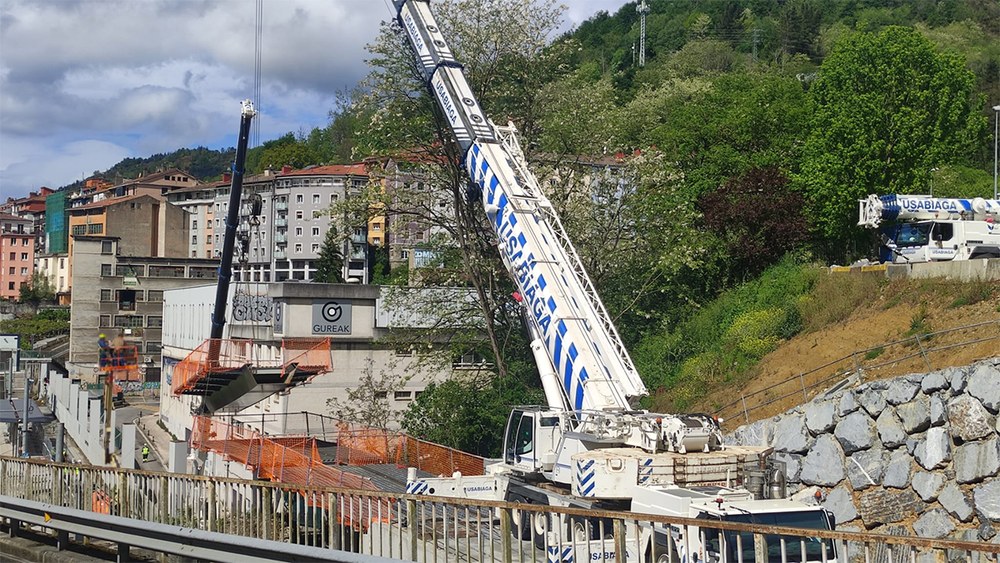 Estaziño-Azitain pasealekua eraikitzeko lanek oinezko eta gidari askoren arreta erakarri dute asteburuan