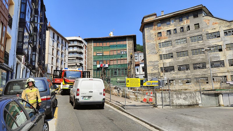 Estaziño eta Bittor Sarasketa kaleak itxi dituzte, gas-ihes baten ondorioz