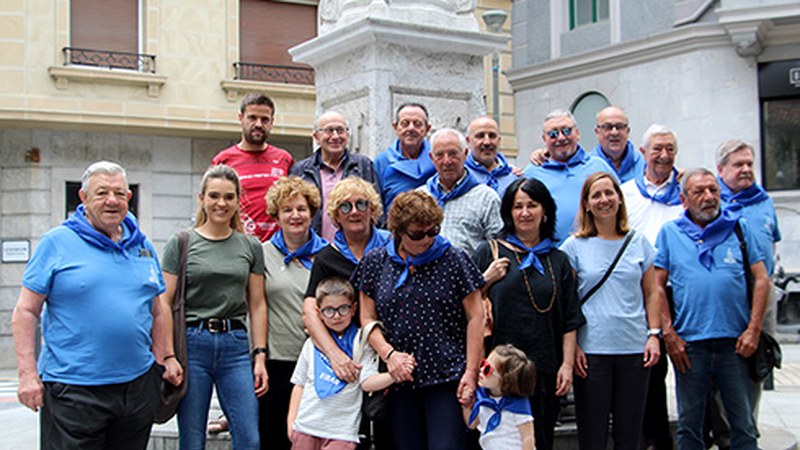 Estaziño kaleko lagun koadrilak gaur hasi ditu sanjuanak, txapligu eta guzti