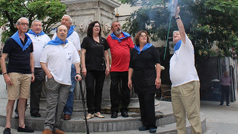 Estaziño kalekoak hasi dira San Juan jaiak ospatzen euren "txupinazoa" Ibarkurutzeko iturri aldamenetik botata