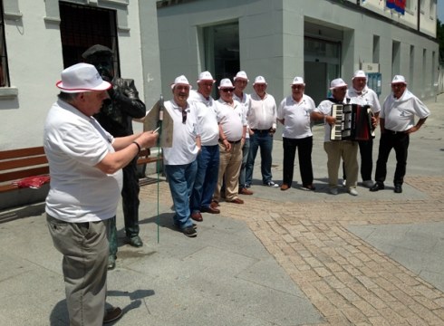 Estaziño kalekoen txupinazoarekin hasi dira sanjuanak