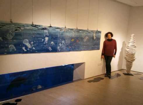 Esther Galarzaren "Urdina beltzez" erakusketa ikus daiteke Donostiako Aquariumean