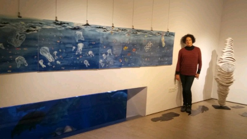 Esther Galarzaren "Urdina beltzez" erakusketa ikus daiteke Donostiako Aquariumean