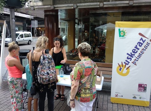 …eta kitto! Euskara Elkartea merkealdien azokan, “Euskeraz Primeran!” kanpainarekin