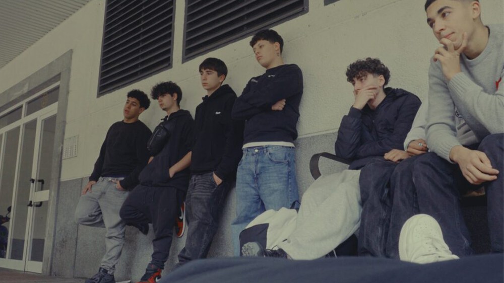 'Etiketa Beltza' arropa-marka solidarioa aurkeztuko da zapatuan Errebal Plazan