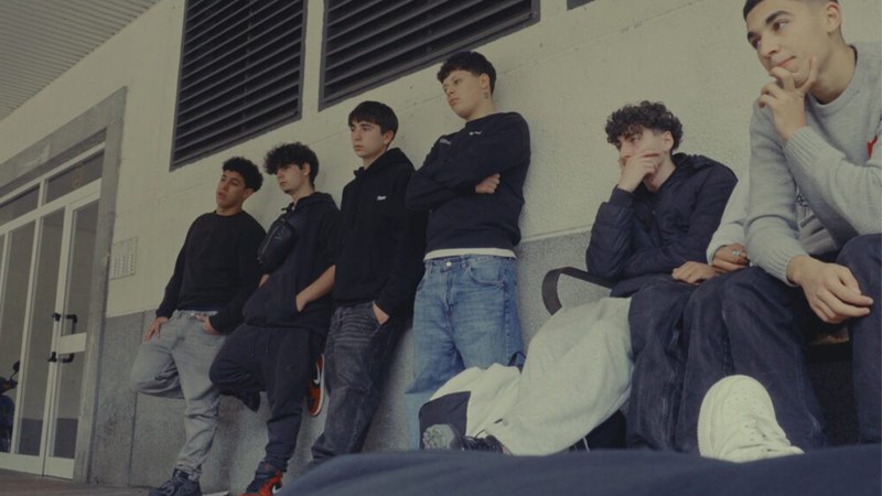 'Etiketa Beltza' arropa-marka solidarioa aurkeztuko da zapatuan Errebal Plazan