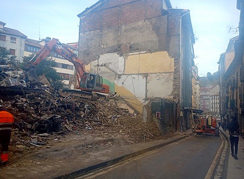 Etxe baten horma bota bitartean, berriz itxi dute errepidea Arraguetan