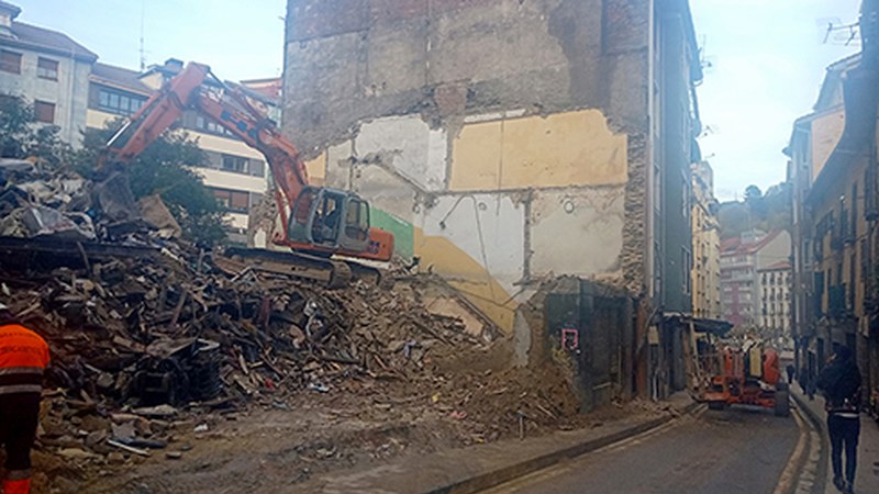 Etxe baten horma bota bitartean, berriz itxi dute errepidea Arraguetan