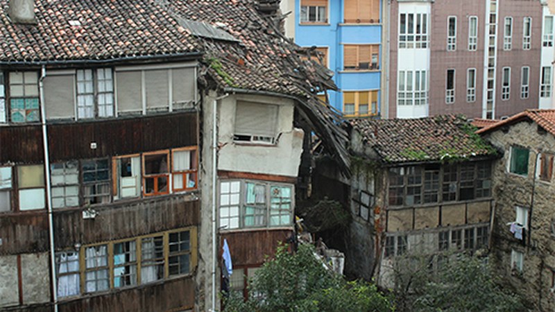 Arragueta kaleko 15. zenbakia erori da