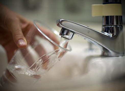 Etxeetara ura aztertzera doazela dioten saltzaileekin argi ibiltzeko abisatu dute Kontsumo Bulegotik