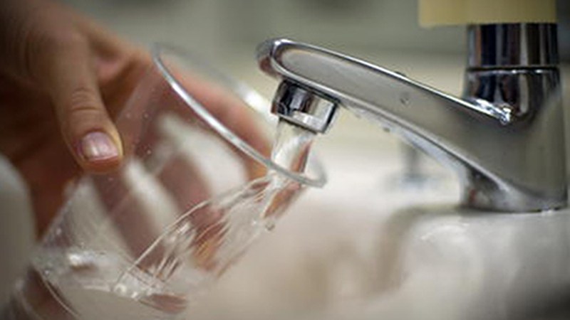 Etxeetara ura aztertzera doazela dioten saltzaileekin argi ibiltzeko abisatu dute Kontsumo Bulegotik