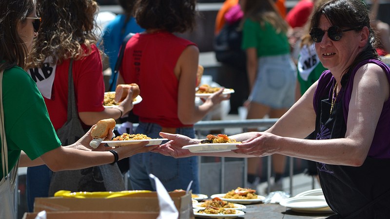 Etxera Egunean txosnagunean egingo den bazkarirako txartelak salgai daude