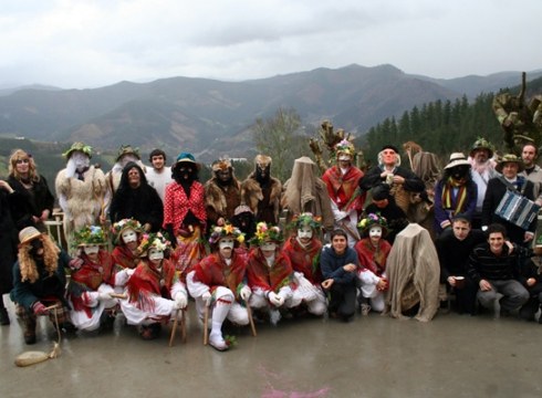 Euri eta txingorrari aurre egin zieten koko-dantzariek