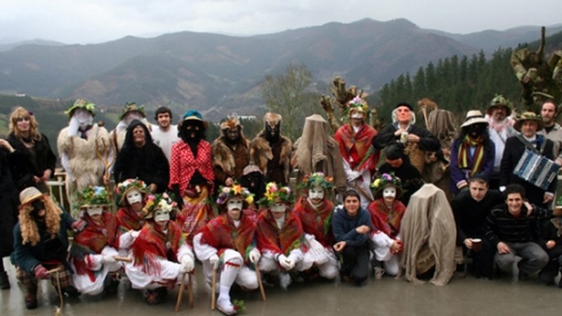 Euri eta txingorrari aurre egin zieten koko-dantzariek