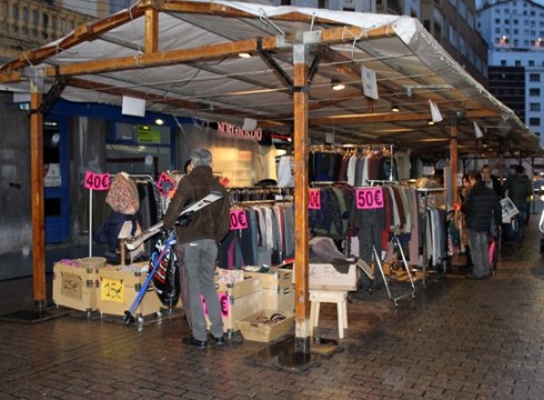 Euria eginez gero, Beherapen Azoka bakoitzak bere dendan egingo du zapatuan