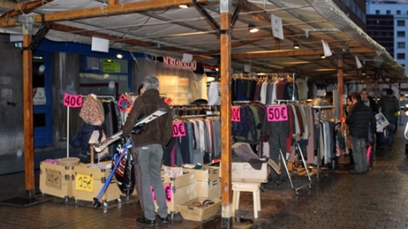 Euria eginez gero, Beherapen Azoka bakoitzak bere dendan egingo du zapatuan