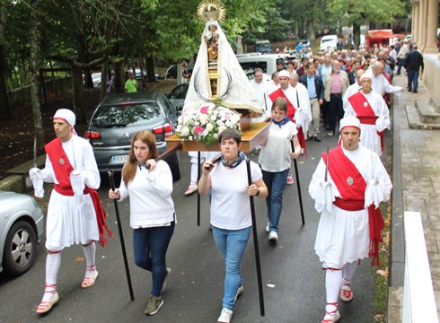 Euria ekarri zigun Arrateko Amak bere egunean