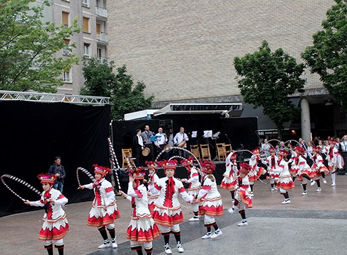 Euriari aurre eginez Untzaga plaza kolore biziz bete zuten Kezka taldekoek barixakuan