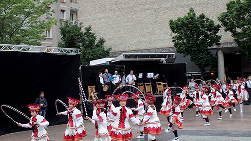 Euriari aurre eginez Untzaga plaza kolore biziz bete zuten Kezka taldekoek barixakuan
