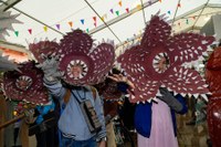 Euriari irri eginez, kolorez blai ospatu genuen Aratoste Zapatua