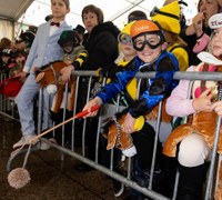 Euriari irri eginez, kolorez blai ospatu genuen Aratoste Zapatua