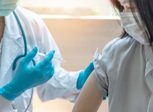 Aste honetan hasiko da klinika pribatuetako eta eguneko zentroetako langileen txertaketa, baita Ertzaintzako agenteena ere