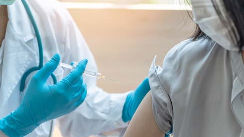 Aste honetan hasiko da klinika pribatuetako eta eguneko zentroetako langileen txertaketa, baita Ertzaintzako agenteena ere