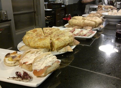 Euskadiko jatetxeek hiru astez gorde beharko dute mahaikideen erregistroa