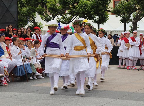 Euskal dantzen erakustaldi anitza eskaini zuten Kezkakoek Dantzari Egunean