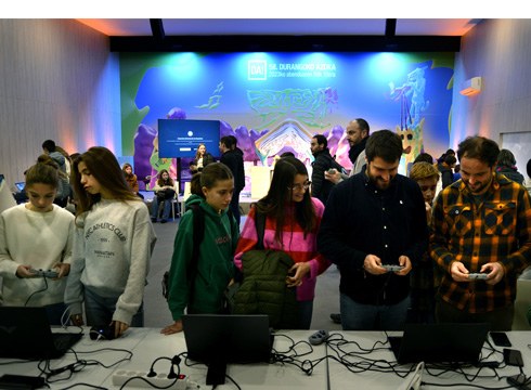 Euskal Herri osotik etorritako 400 ikaslek parte hartu dute gaur Durangoko Azokako ekitaldietan